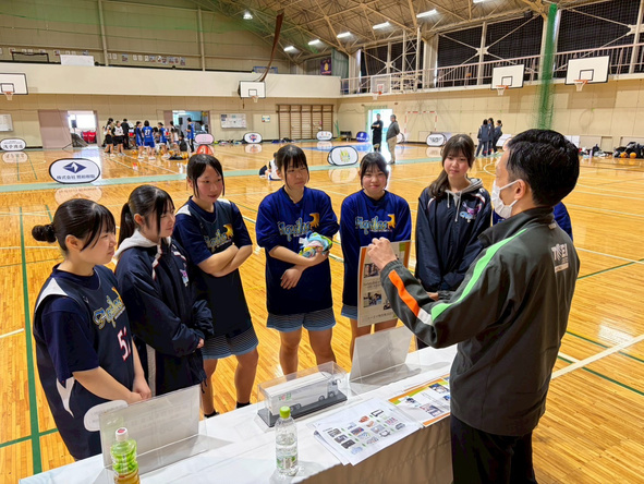 企業ブースで話を聞く参加者たち
