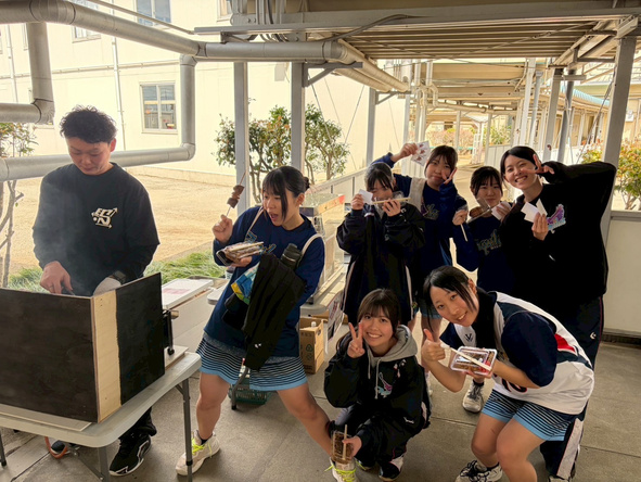 飲食ブースで交流を楽しむ参加者たち